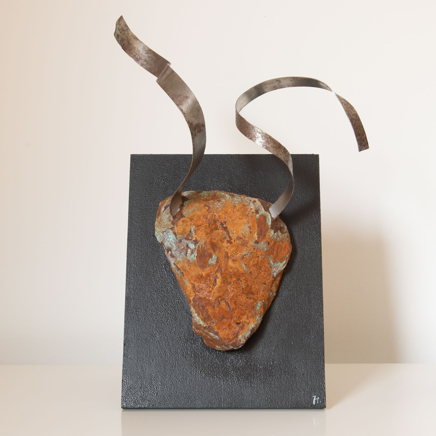 Abstrakter Hirschkopf aus Beton und Eisen auf Holz | UNIKAT<br> 19 x 38 x 15 cm (BxHxT)