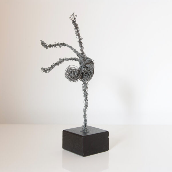 Abstrakte Turner-Skulptur aus Draht auf Holzsockel | UNIKAT<br>21 x 25 x 11 cm (BxHxT)