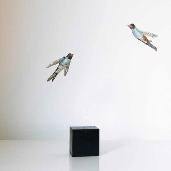 Vogelskulptur aus Papier, Ton und Holz | UNIKAT <br>30 x 30 x 24 cm (BxHxT)