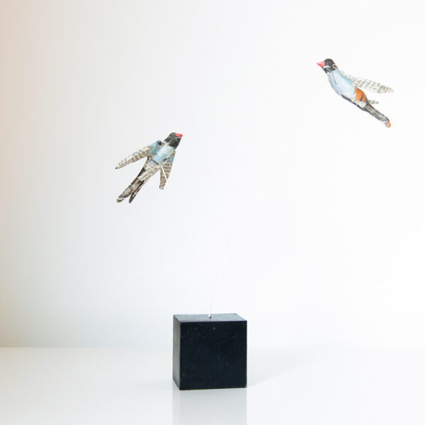 Vogelskulptur aus Papier, Ton und Holz | UNIKAT <br>30 x 30 x 24 cm (BxHxT)